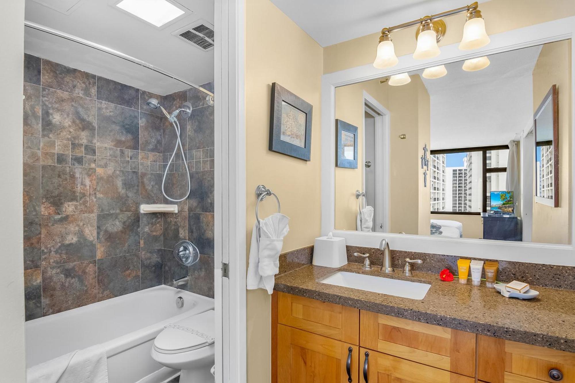 Beautiful 1Br, Steps To Waikiki Beach And Parking Honolulu Buitenkant foto